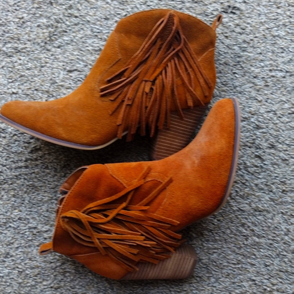 Brown suede boots with tassel.